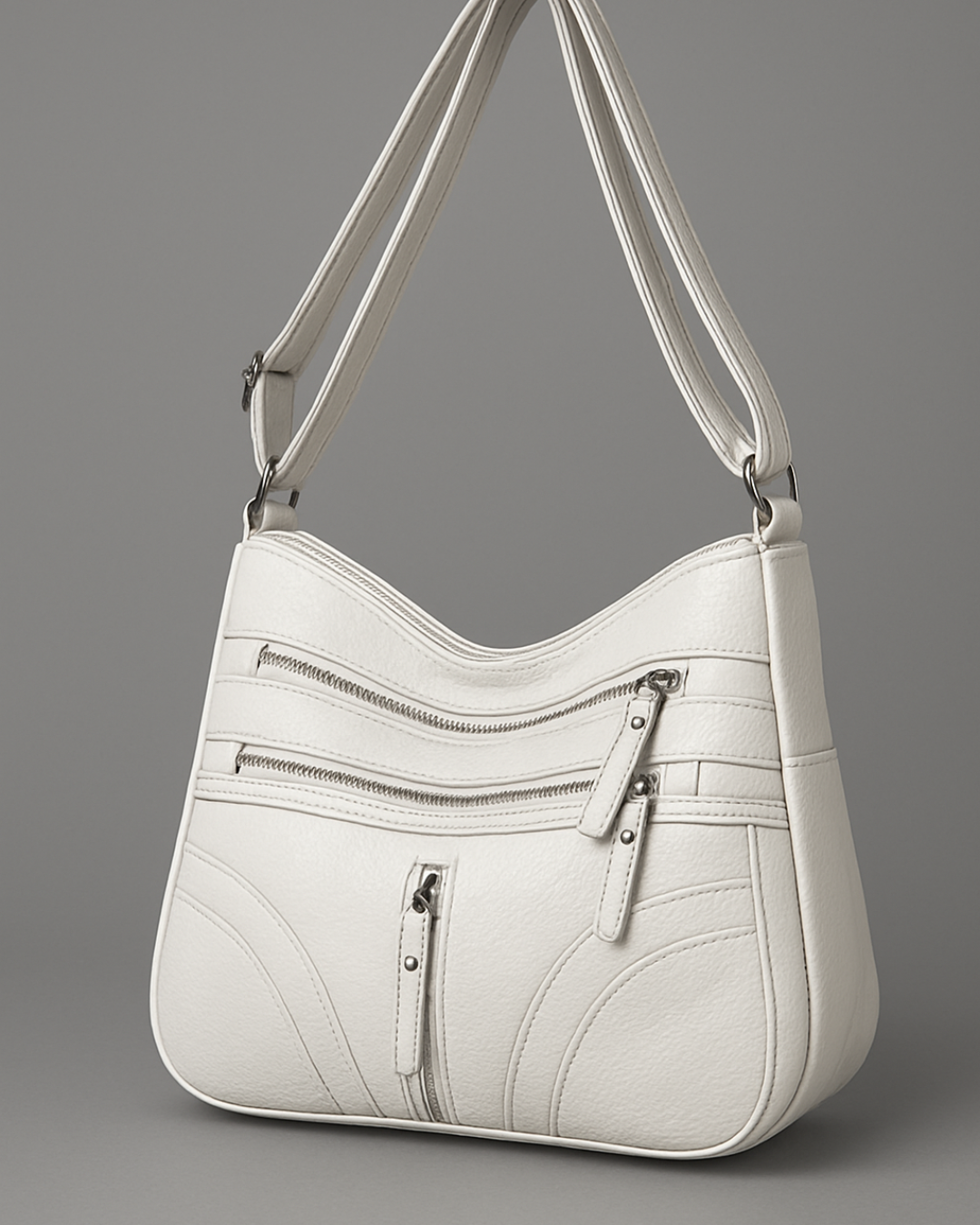 Bolso con múltiples compartimentos y textura suave.