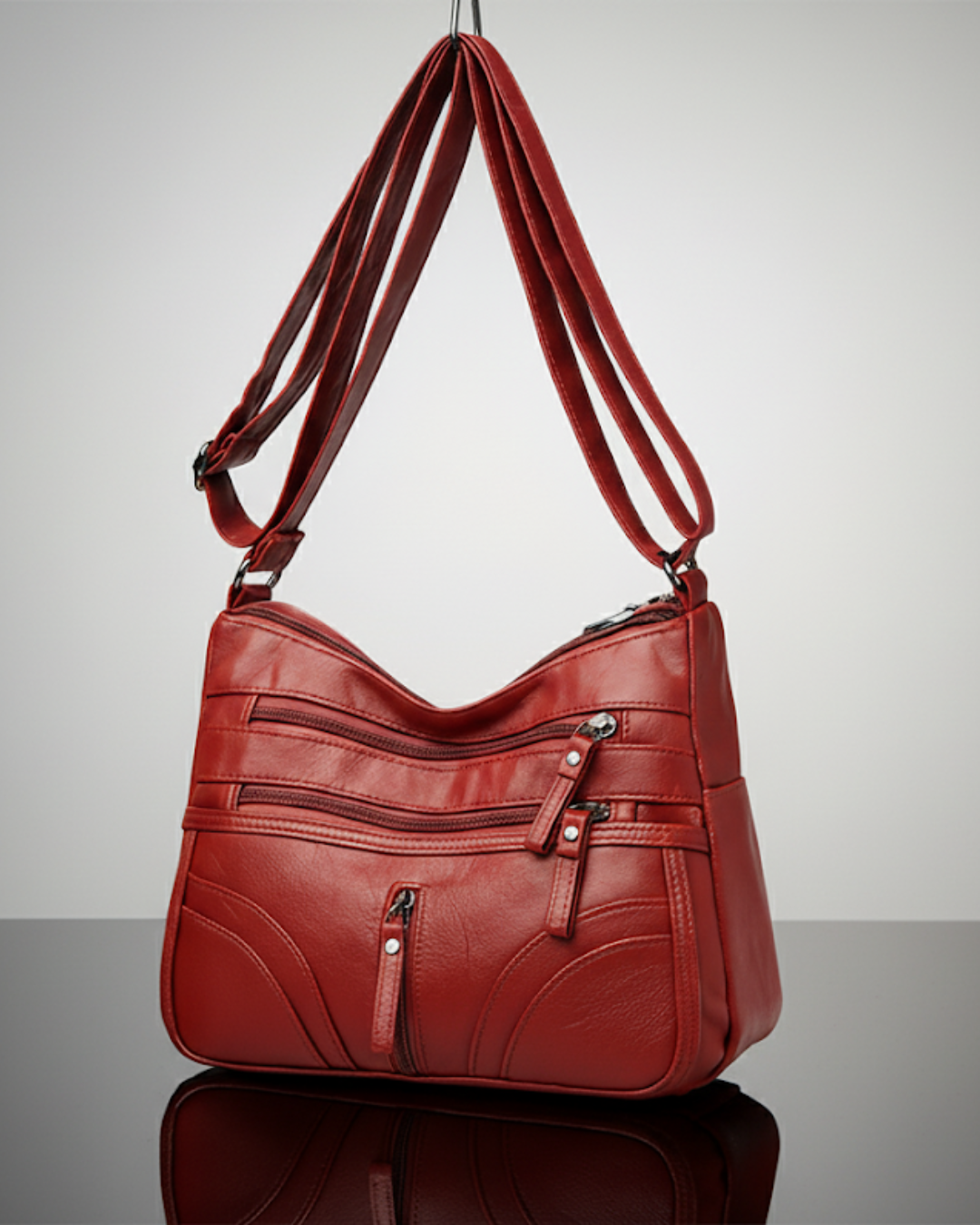 Bolso con múltiples compartimentos y textura suave.