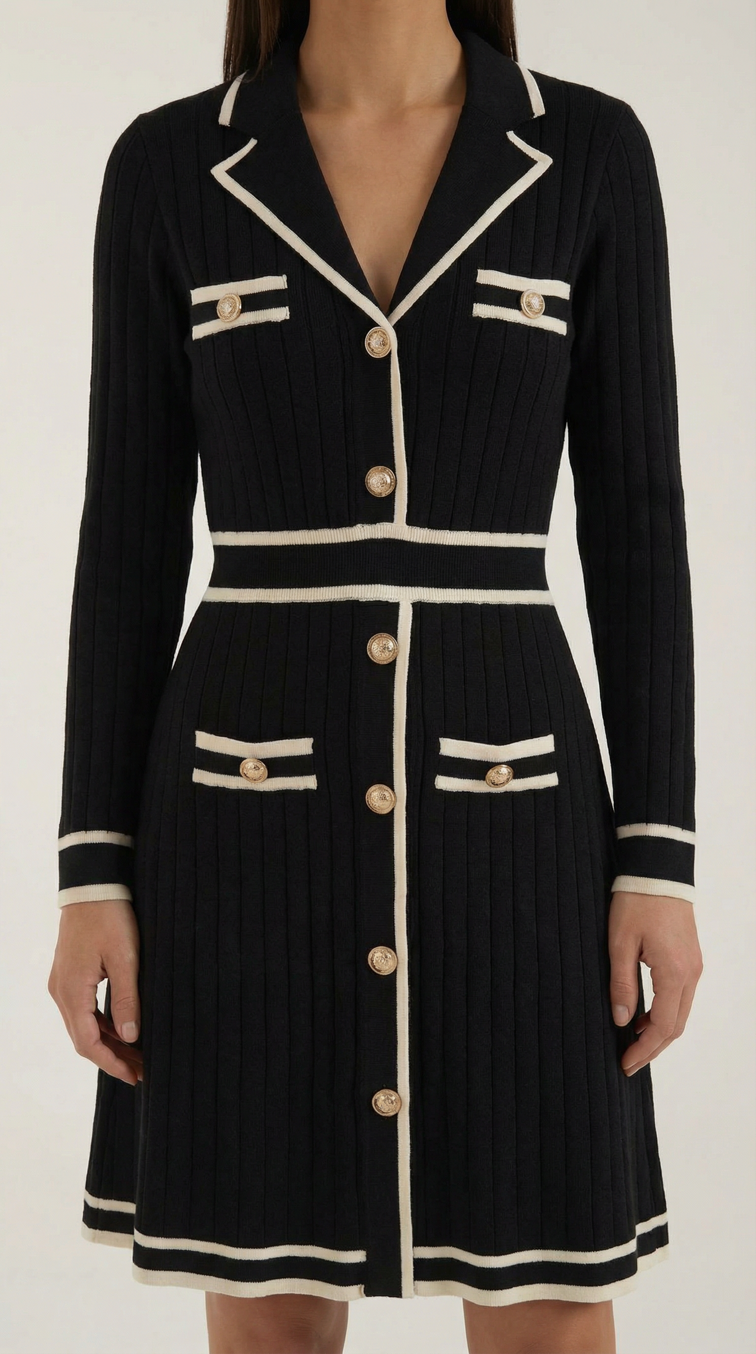 Mini Vestido con Ribetes en Contraste y Corte Moderno